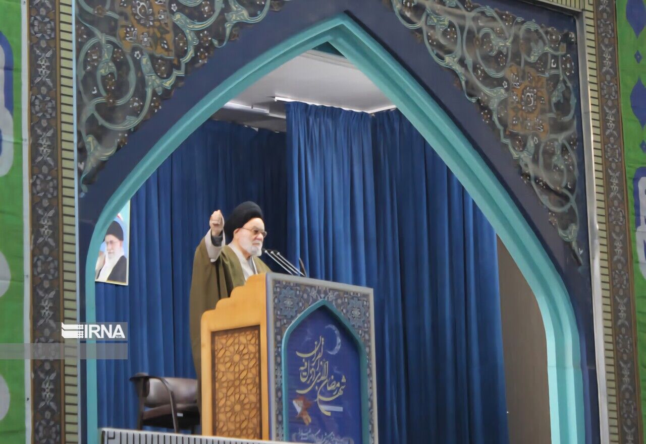 خطیب جمعه اصفهان: نیروهای مسلح ایران دشمن را ذلیل و زمین‌گیر کردند
