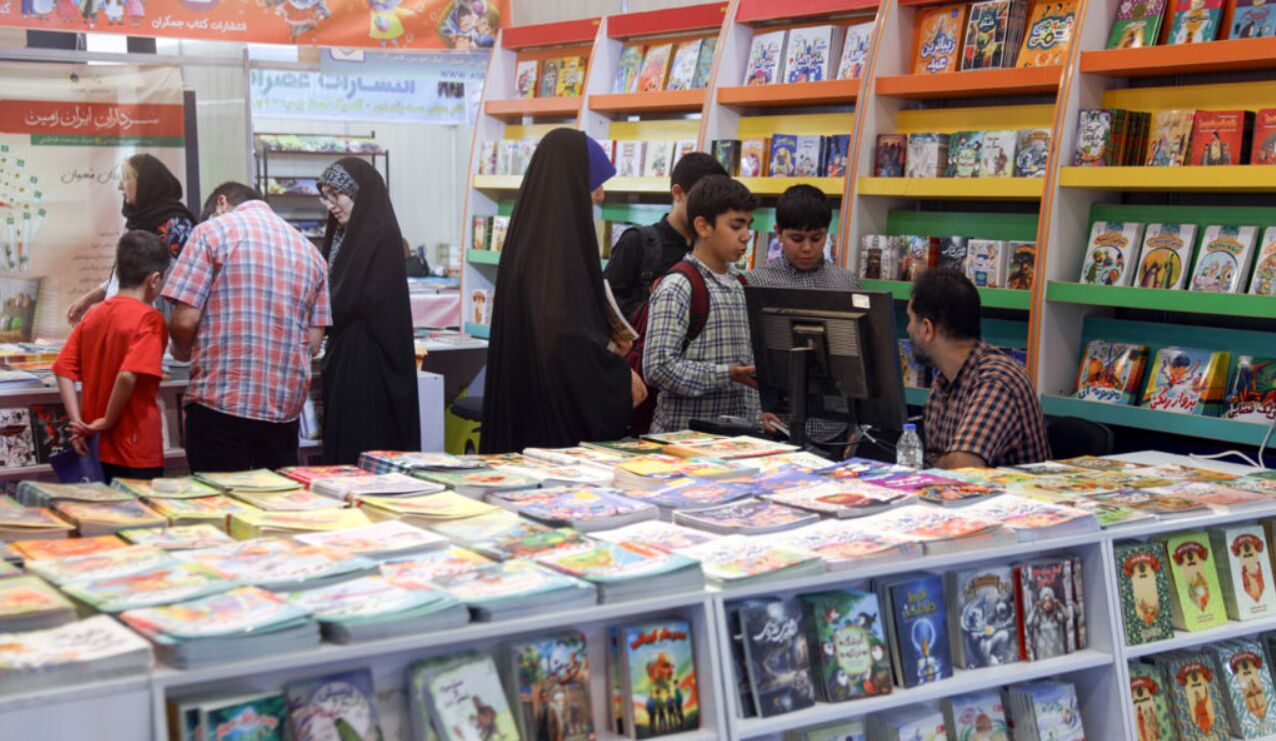 دومین روز نمایشگاه کتاب کانون؛ از قصه-نمایش تا روایت تاریخ پرچم ایران بر صفحات کاغذی