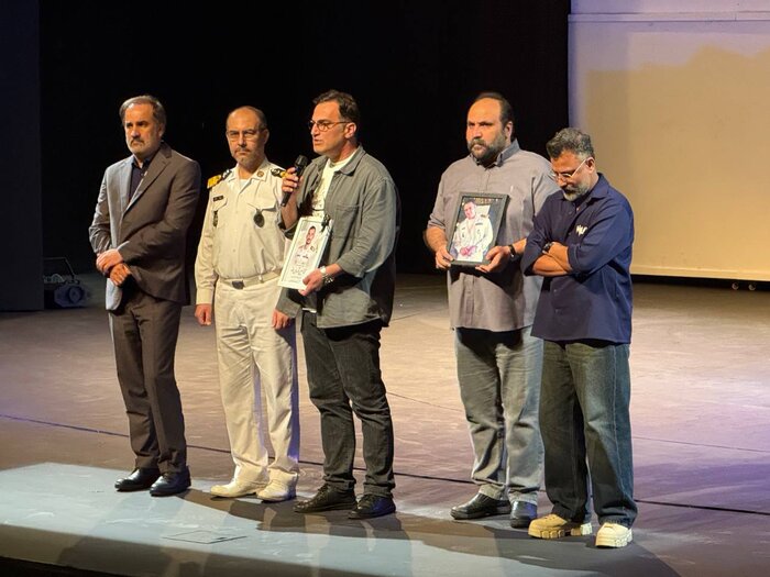 تقدیر از خانواده شهدای ناوشکن دنا در گشایش «ذرات آشوب»/یاد جوانان مظلوم دنا فراموش نمیشود