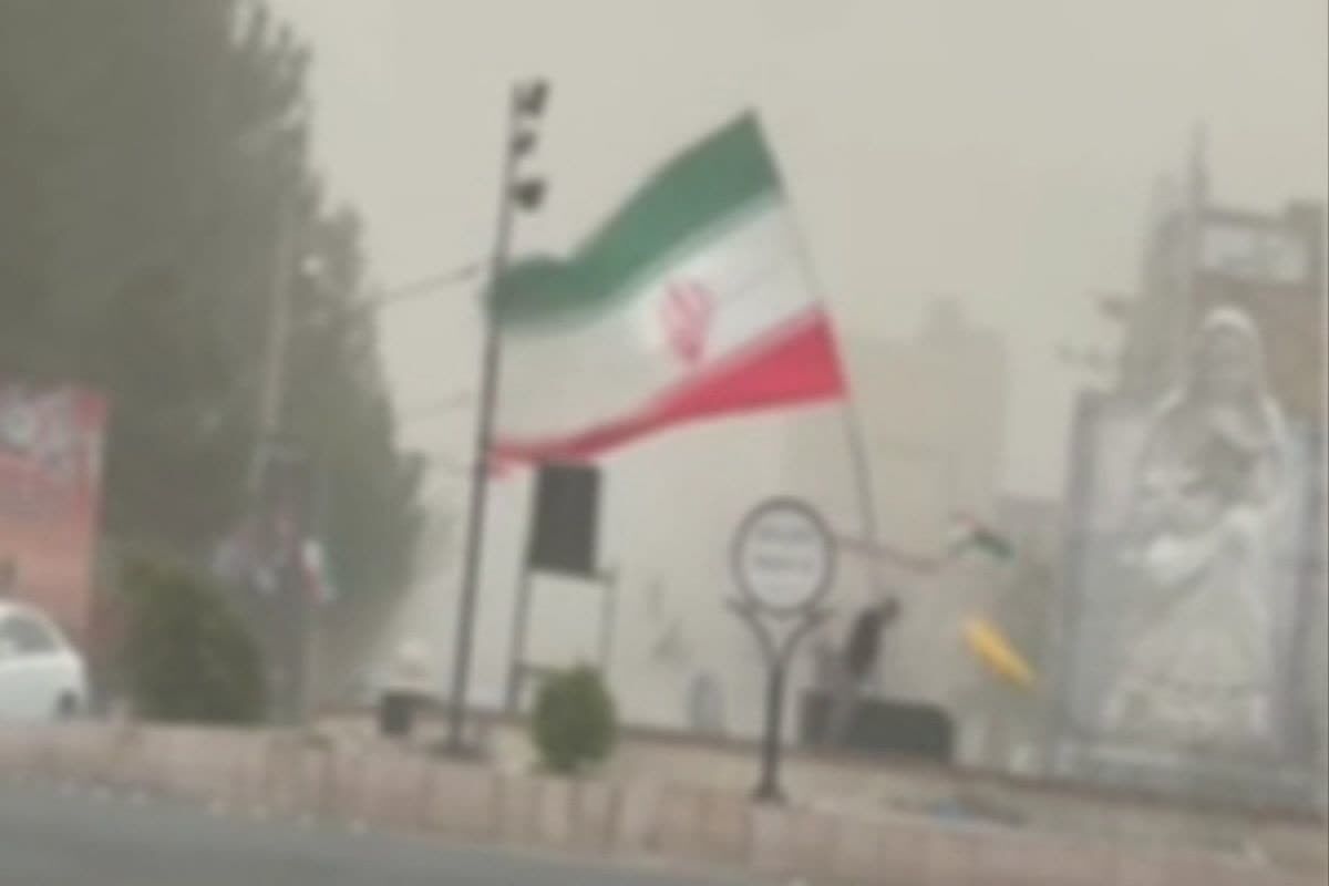 طوفان ایستادگی پای پرچم ایران + فیلم