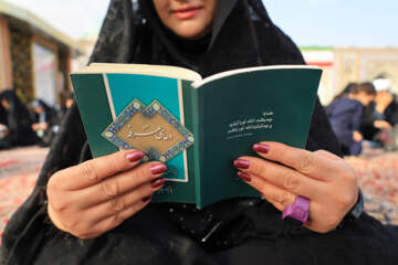 قرائت دعای «عرفه» در حرم مطهر رضوی