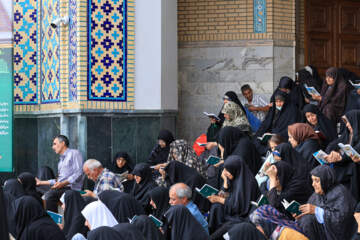 قرائت دعای «عرفه» در حرم مطهر رضوی
