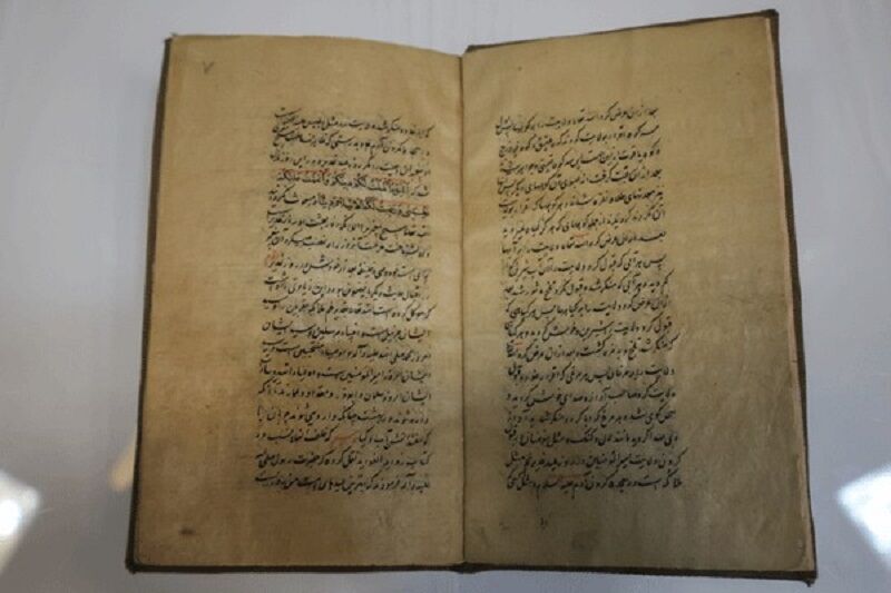 نسخه خطی ۳۴۲ ساله کتابی با موضوع اعیاد مذهبی در حرم رضوی رونمایی شد