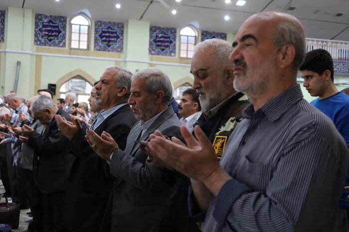 طنین شکوه بندگی در پایتخت تاریخ و تمدن؛ اقامه نماز عید قربان در حسینیه امام خمینی همدان