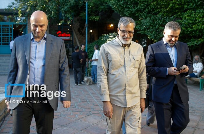 هنرمندان میدان خود را خلق کنند