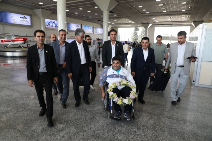 وزنه بردار طلایی از الجزایر به شیراز رسید؛ استقبال از قهرمان پرافتخار پارالمپیک+فیلم