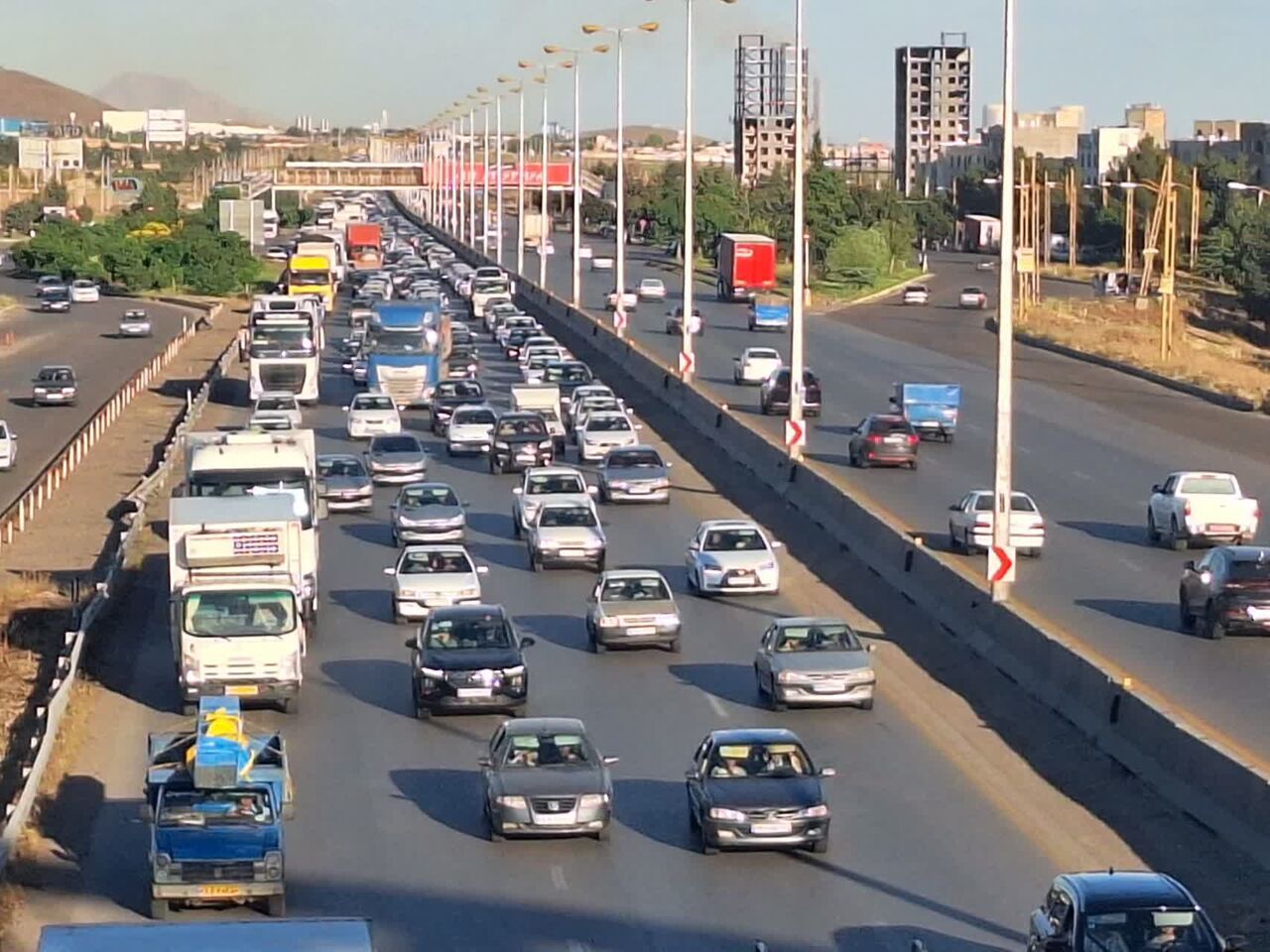 ترافیک در آزادراه‌های قزوین سنگین و پرحجم شد