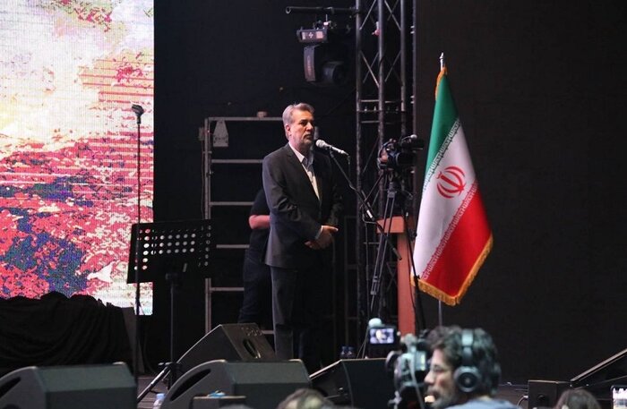 قدردانی از امدادگران با کنسرت/فداکاریهای آتشنشانان را فراموش نمیکنیم