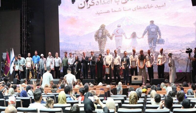 قدردانی از امدادگران با کنسرت/فداکاری‌های آتش‌نشان‌ها را فراموش نمی‌کنیم