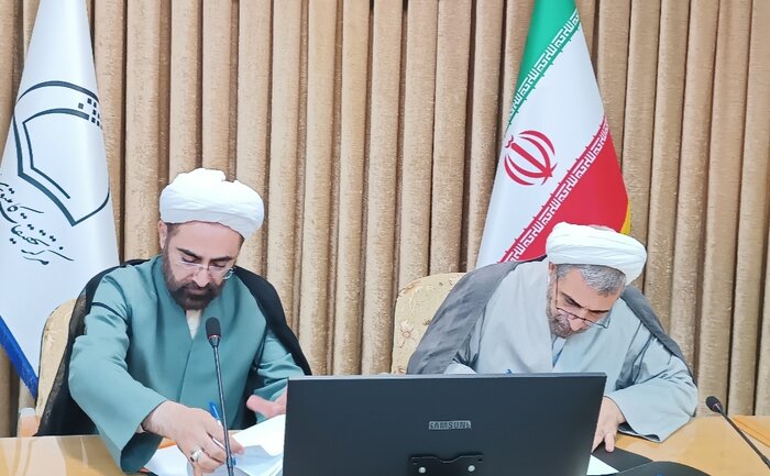 تفاهمنامه همکاری برای عرضه دیجیتالی نسخههای خطی در قم امضا شد