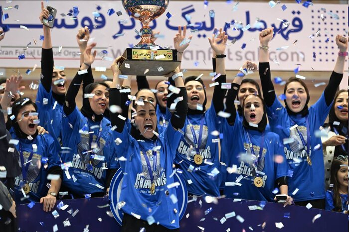 از زمین فوتبال تا جامهای قهرمانی،فصل موفق آبیپوشان