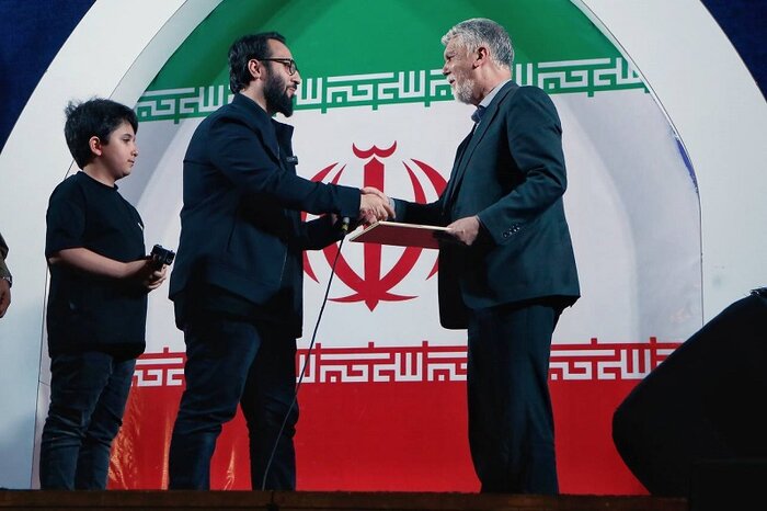 پرچم ایران همه مردم را با وجود اختلاف سلایق حول محور خود گردآورد