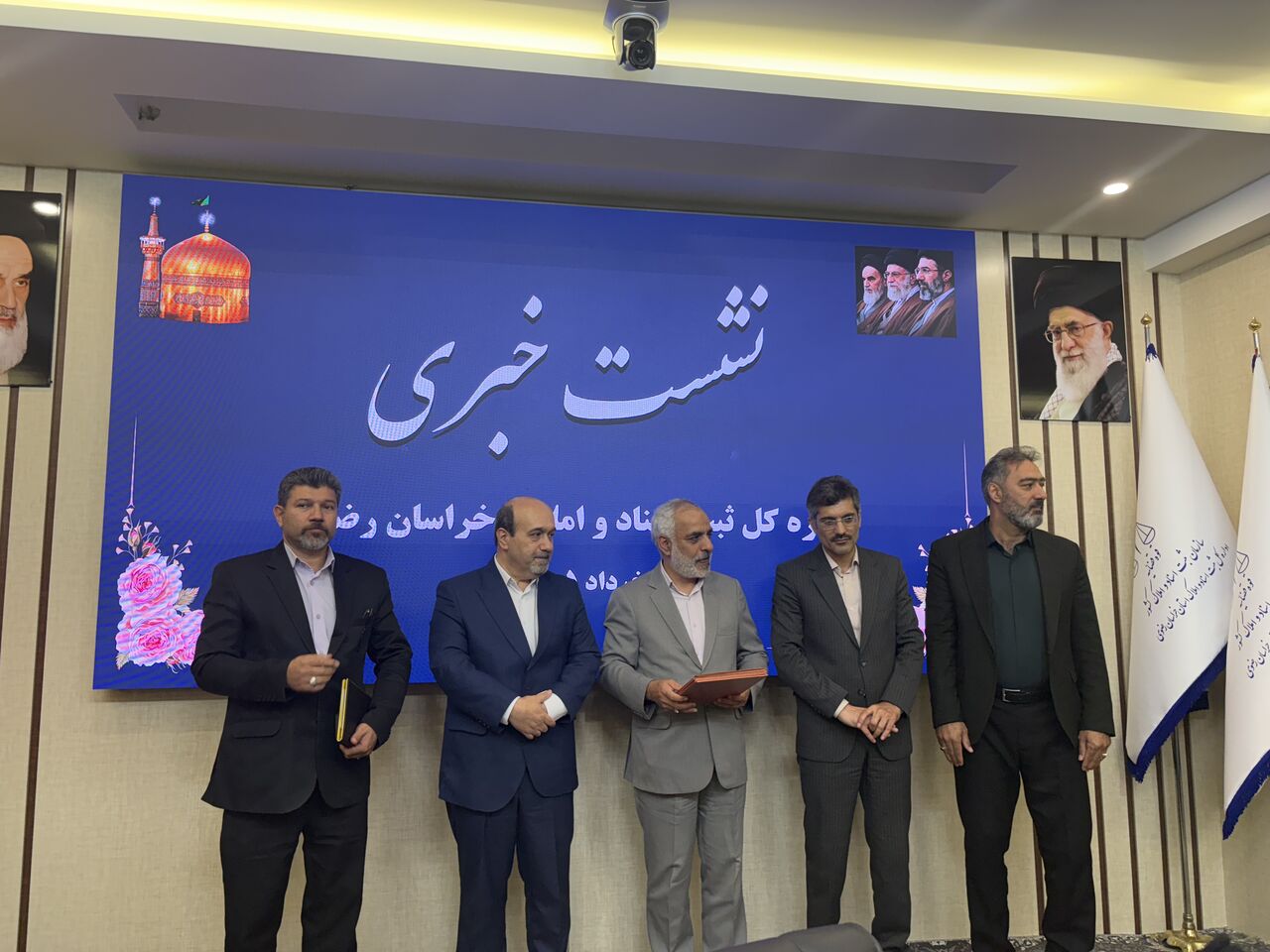 فیلم| اهداء سند «پلاک ۳۳» و رفع مشکل هزار خانوار در مشهد