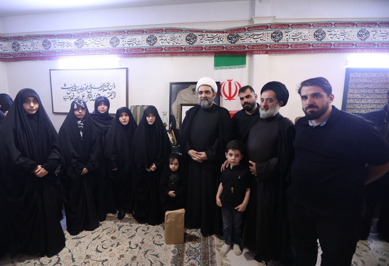 دیدار اعضای دفتر حفظ و نشر آثار رهبر شهید با خانواده شهید موسوی هوایی