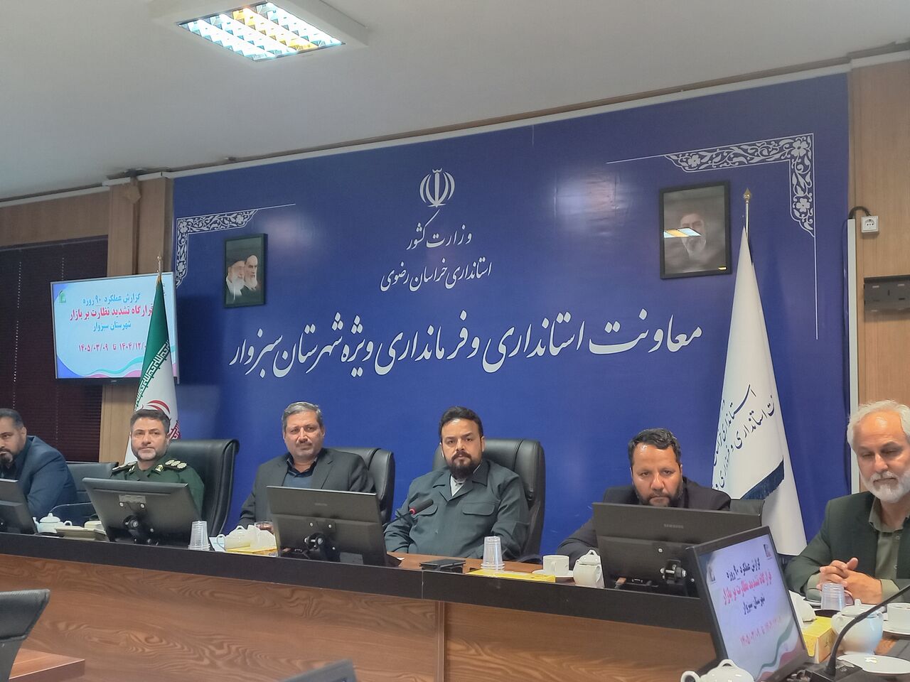 فرماندار سبزوار: دستگاه‌های نظارتی هیچ مماشاتی با گران فروشان نداشته باشند