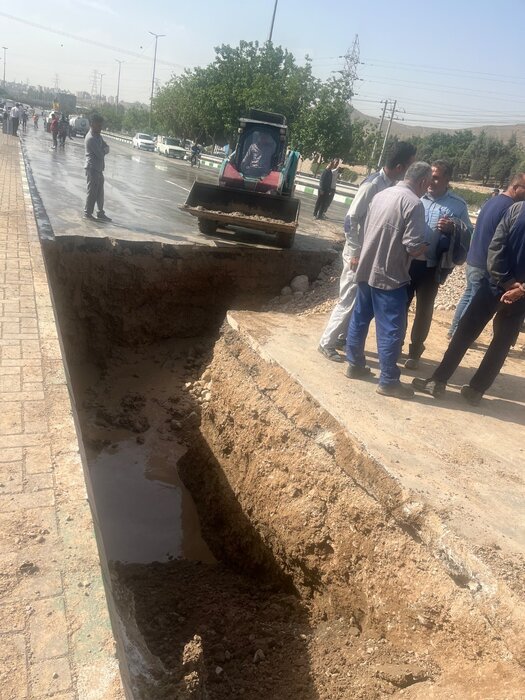 فرونشست ۵۰ متر مربعی زمین در مشهد در پی ترکیدگی خط انتقال آب
