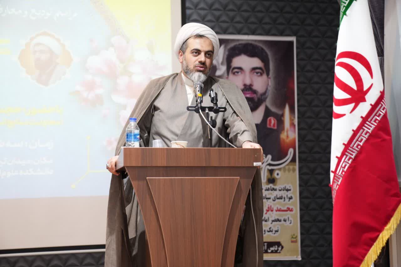 تبیین ابعاد شخصیتی رهبر شهید وظیفه‌ مهم نخبگان و دانشگاهیان است