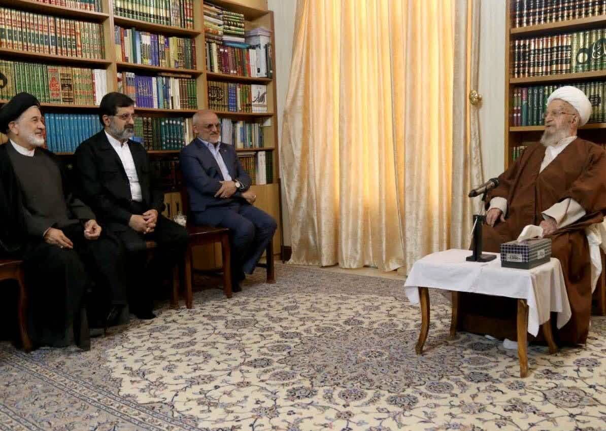 آیت الله مکارم شیرازی: سرمایه ارزشمند حضور مردم در صحنه های مختلف تقویت شود