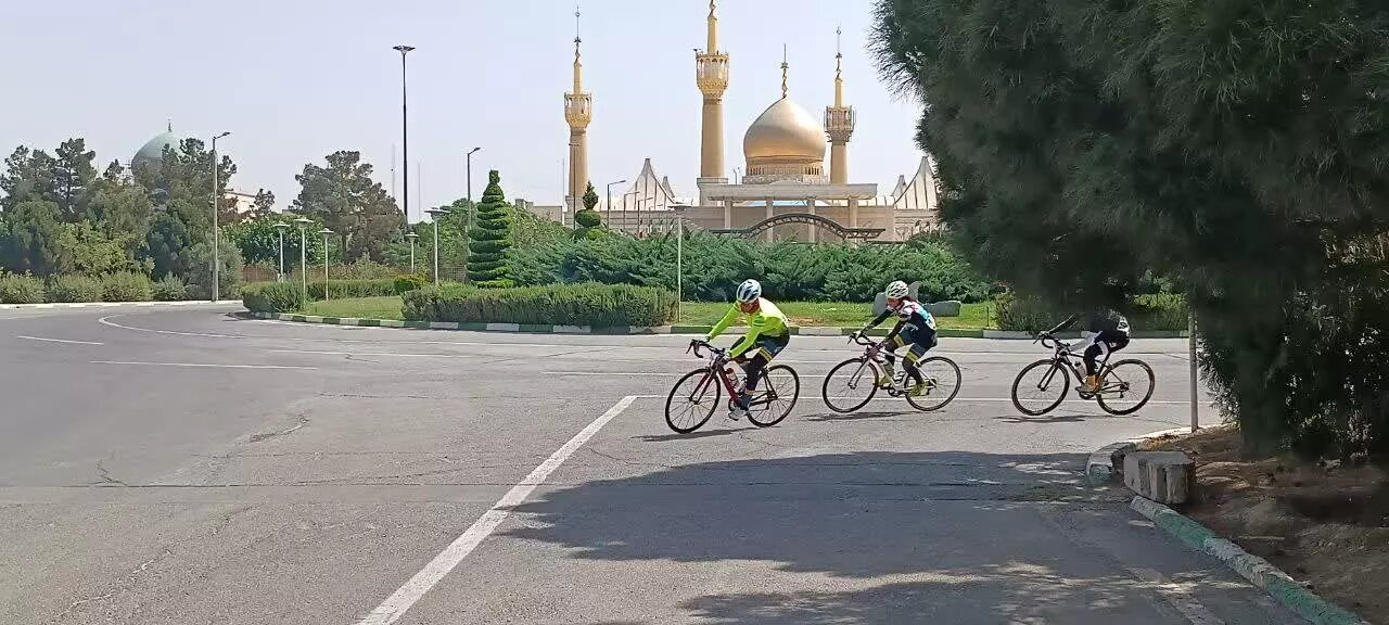 شعار بیعت در امتداد بعثت ،زینت ورزشکاران تهران در جشن غدیر و سالگرد امام راحل