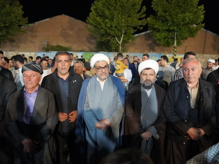 مردم اهل سنت مهاباد در تجمع شبانه ولایتمداری و وحدت خود را نشان دادند