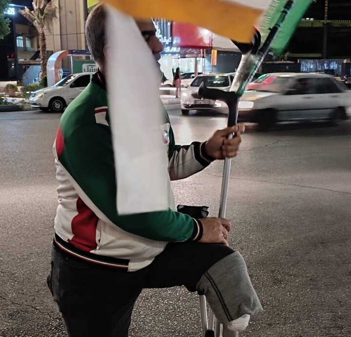 یک پا بر زمین، دل در آسمان؛ روایت ایستادگی جانباز شیرازی برای نگهبانی از پرچم سهرنگ ایران