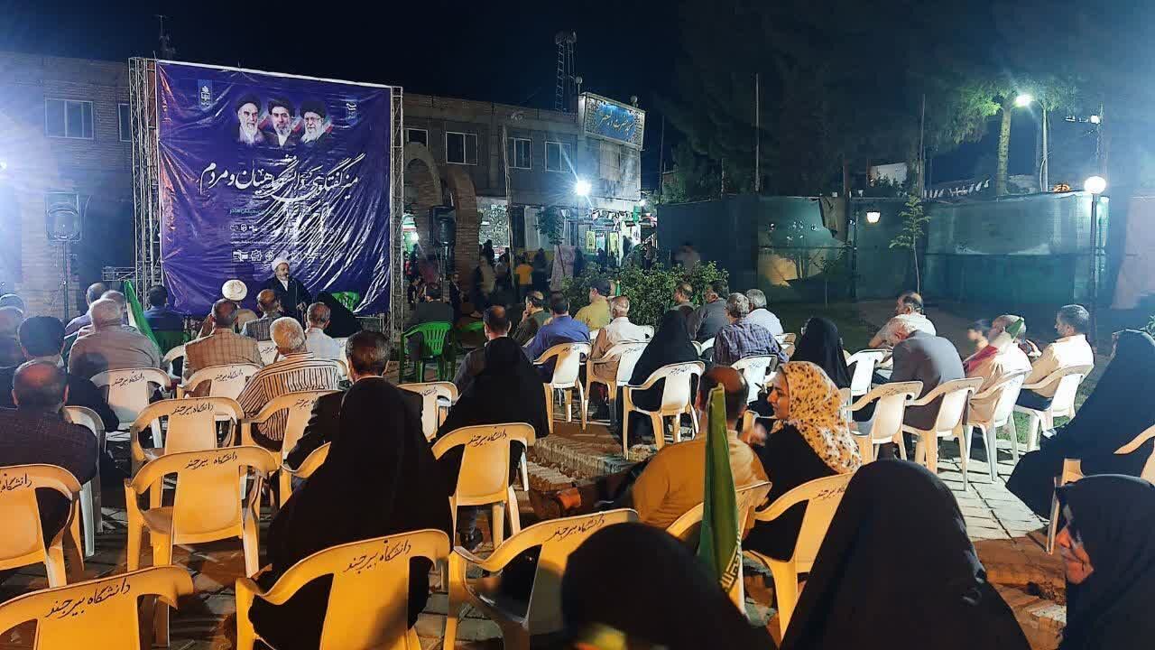 مدرس دانشگاه: بصیرت و حمایت مردمی رمز ماندگاری نظام اسلامی است