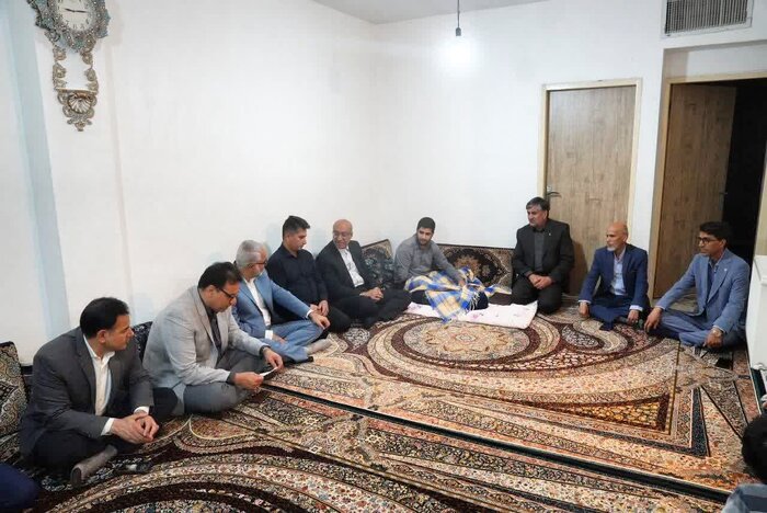 دیدار استاندار کرمانشاه با جانباز ۲۰ ساله و خانواده شهید پل بی۲