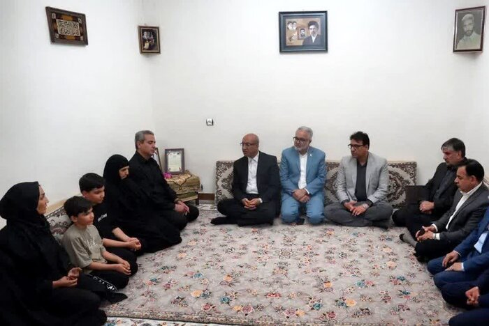 دیدار استاندار کرمانشاه با جانباز ۲۰ ساله و خانواده شهید پل بی۲