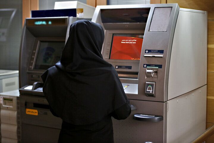 وقتی عابربانک‌ها اسکناس ندارند؛ شهروندان ارومیه در جست‌وجوی پول نقد