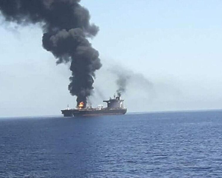 حادثه دریایی در نزدیکی سواحل عمان؛ یک نفتکش دچار آ