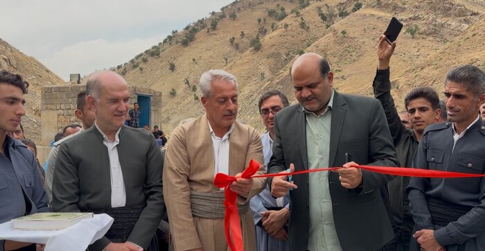 توسعه ورزش در مناطق کمبرخوردار کرمانشاه/ زمین چمن روستایی مرزی در جوانرود افتتاح شد
