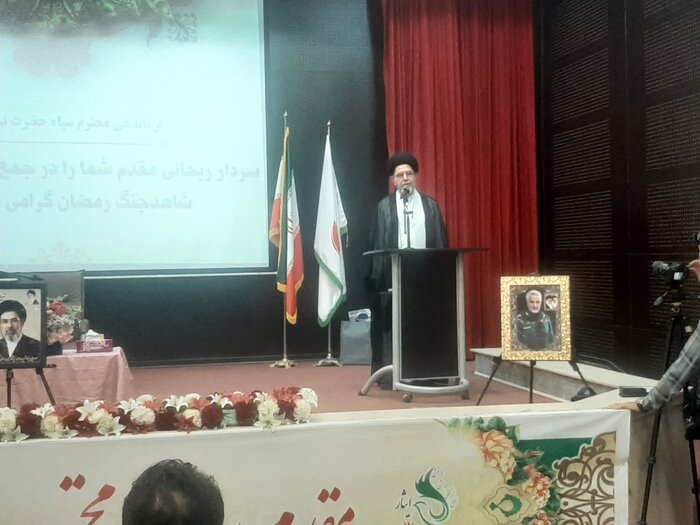 اشک و افتخار در آیین تکریم خانواده شهدای «رمضان» در کرمانشاه