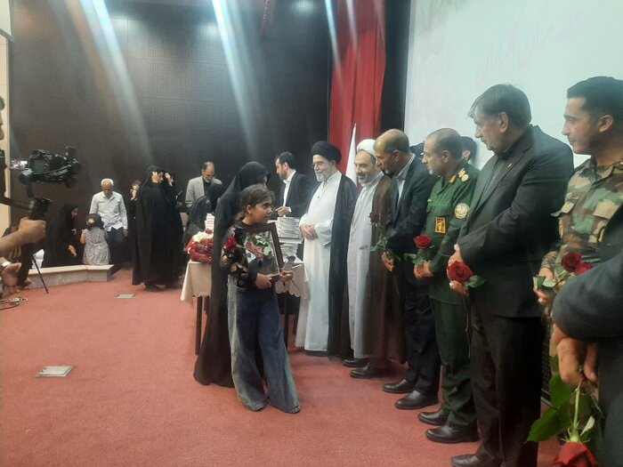 اشک و افتخار در آیین تکریم خانواده شهدای «رمضان» در کرمانشاه