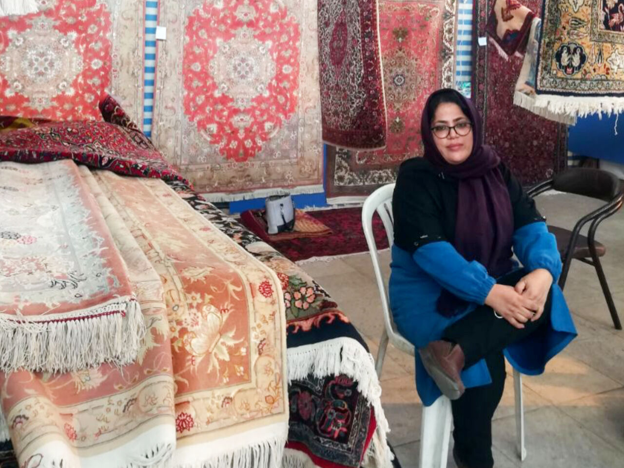 زنی که زندگی را میبافد زنی که زندگی را میبافد