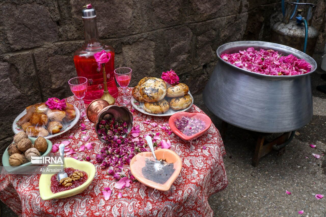 خوی صاحب رویداد ملی گردشگری شد/ثبت رسمی جشنواره گلاب‌گیری در