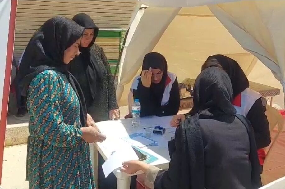 کاروان سلامت هلال احمر به سرفیروزآباد کرمانشاه رسی