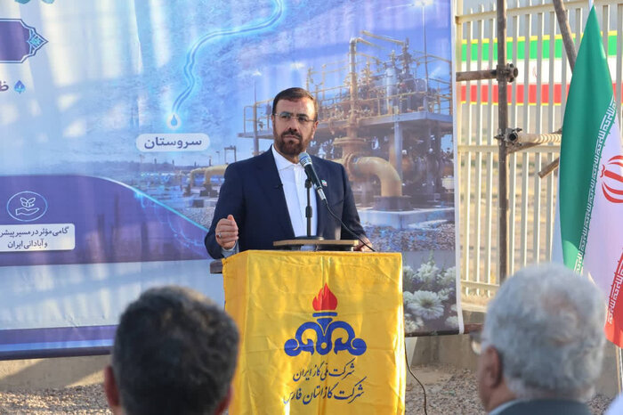 نیروگاه خورشیدی پنج مگاواتی و خط انتقال گاز سروستان به بهره‌برداری رسید