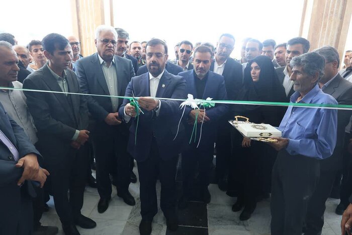 نیروگاه خورشیدی پنج مگاواتی و خط انتقال گاز سروستان به بهرهبرداری رسید