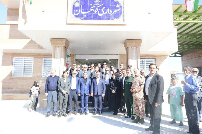 نیروگاه خورشیدی پنج مگاواتی و خط انتقال گاز سروستان به بهره‌برداری رسید