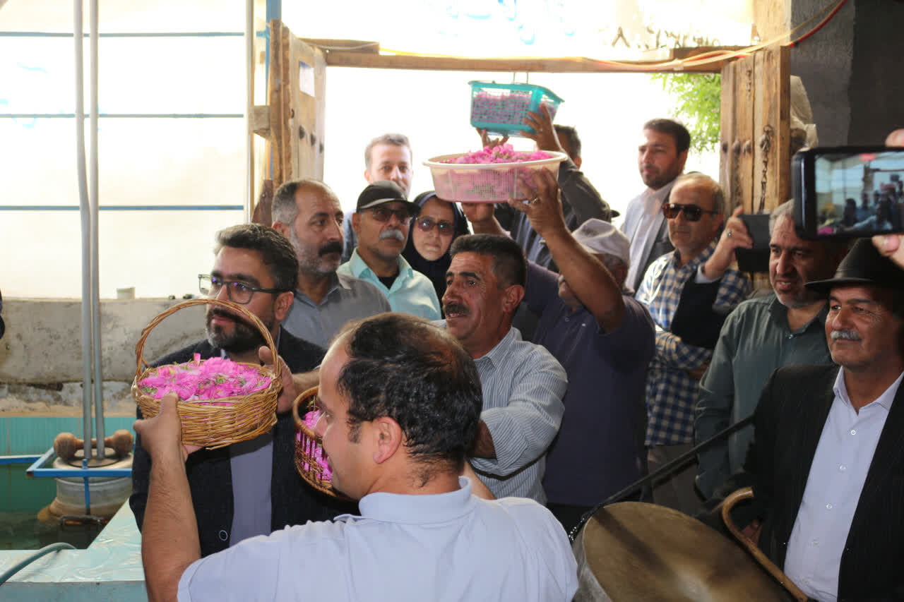 برگزاری جشن گلاب‌گیری با هدف حمایت از مشاغل بومی و معرفی ظرف