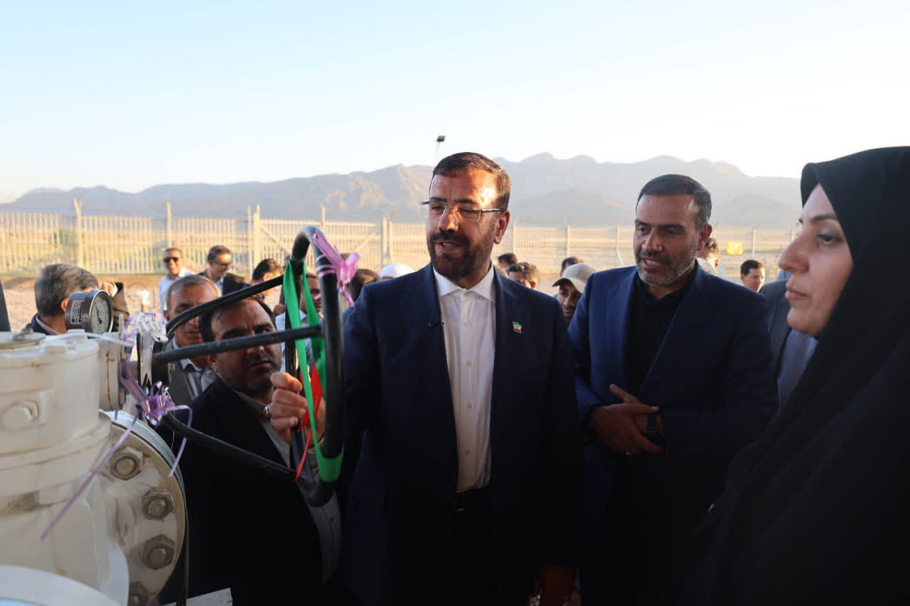 نیروگاه خورشیدی پنج مگاواتی و خط انتقال گاز سروستان به بهره‌