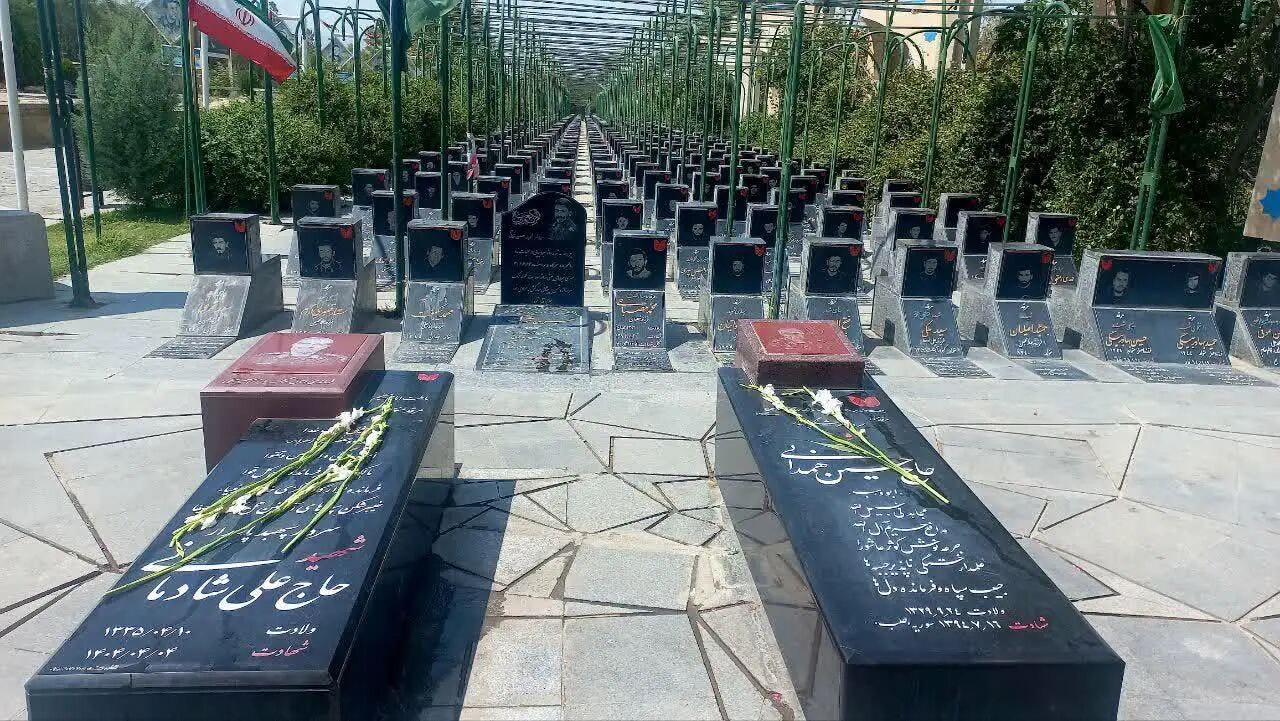 مزار سپهبد شهید علی شادمانی و شهدای جنگ ۱۲ روزه در همدان گلب