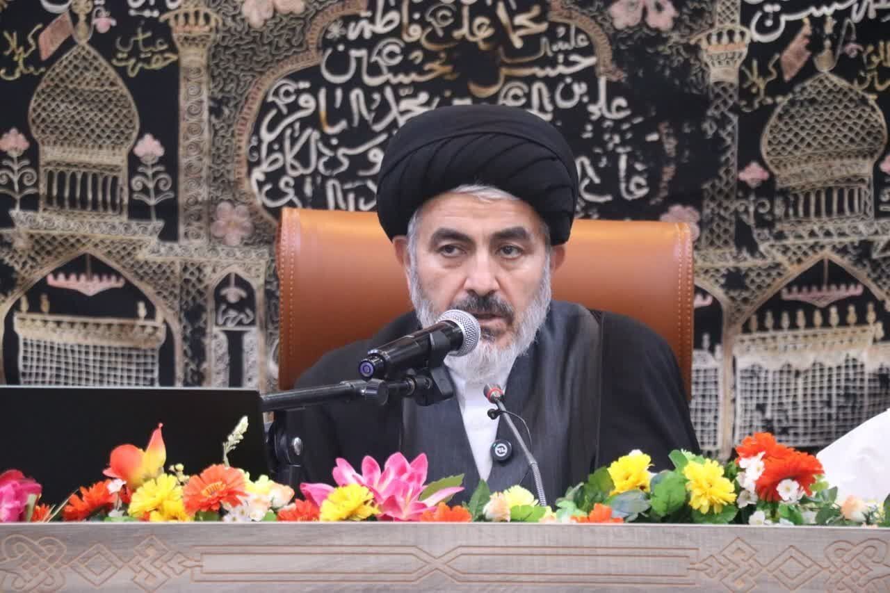 معرفی مفاخر دینی و ادبی، زمینه‌ساز تقویت هویت فرهنگی جامعه ا