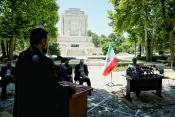 نشست خبری استاندار خراسان رضوی با خبرنگاران هیات دولت در آرامگاه فردوسی