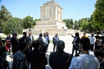 نشست خبری استاندار خراسان رضوی با خبرنگاران هیات دولت در آرامگاه فردوسی