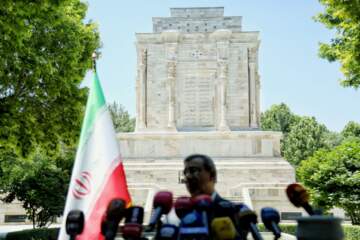 نشست خبری استاندار خراسان رضوی با خبرنگاران هیات دولت در آرامگاه فردوسی