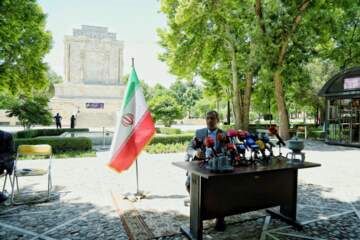 نشست خبری استاندار خراسان رضوی با خبرنگاران هیات دولت در آرامگاه فردوسی
