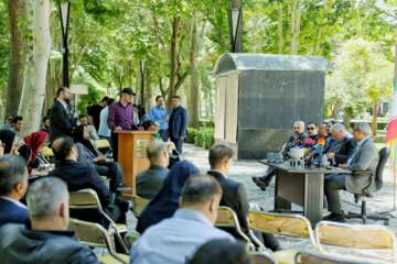 نشست خبری استاندار خراسان رضوی با خبرنگاران هیات دولت در آرامگاه فردوسی