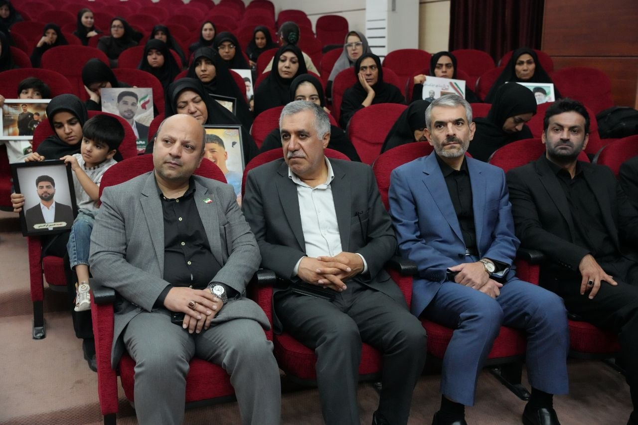 صالحی با خانواده شهدای جنگ تحمیلی سوم و اهالی فرهنگ و رسانه لامرد دیدار کرد