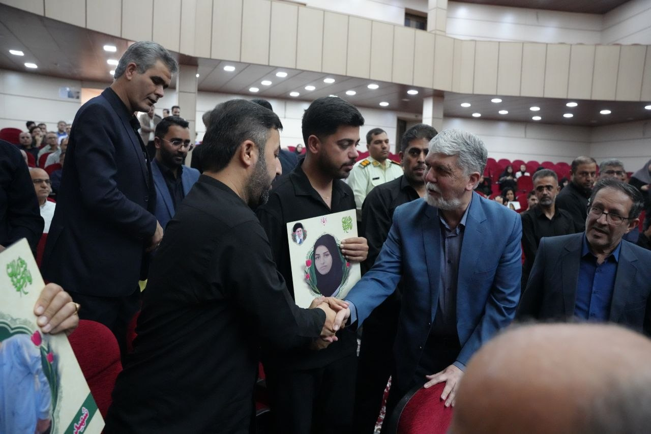 صالحی با خانواده شهدای جنگ تحمیلی سوم و اهالی فرهنگ و رسانه لامرد دیدار کرد